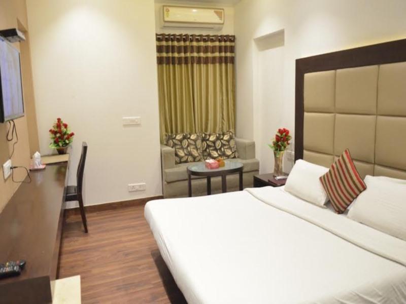 Hotel Vipul Grand Гургаон Экстерьер фото