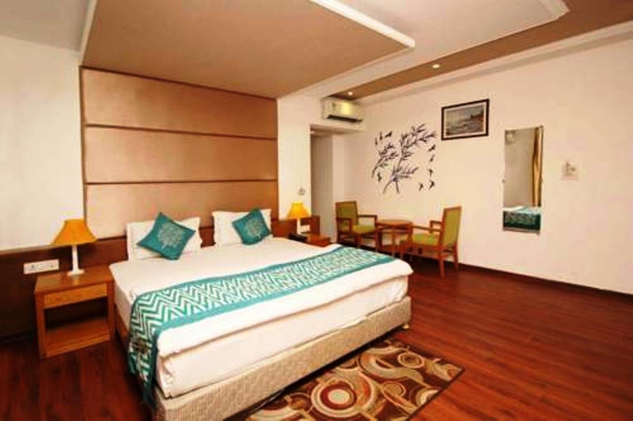 Hotel Vipul Grand Гургаон Экстерьер фото