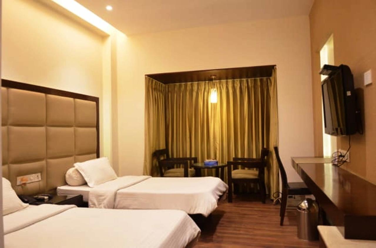 Hotel Vipul Grand Гургаон Экстерьер фото