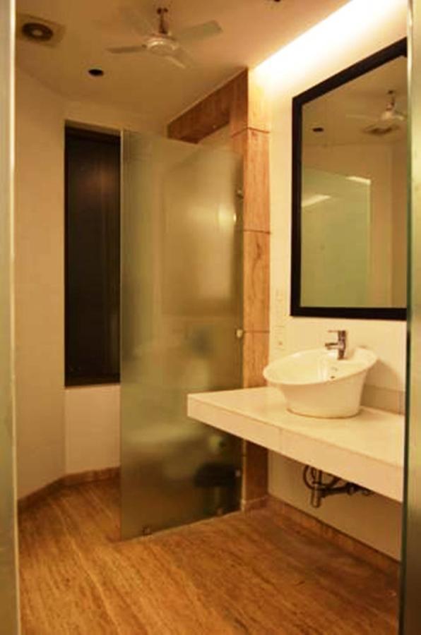 Hotel Vipul Grand Гургаон Экстерьер фото